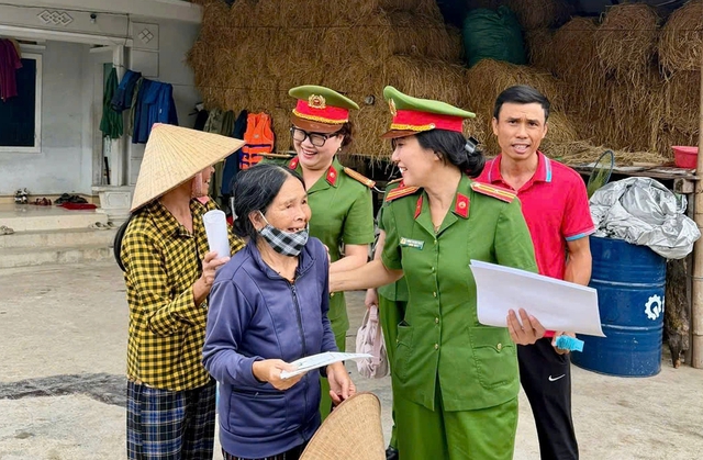 C&ocirc;ng an TP.HCM mang nghĩa t&igrave;nh đến b&agrave; con v&ugrave;ng lũ - Ảnh 6.