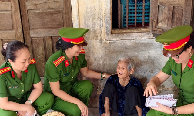 C&ocirc;ng an TP.HCM mang nghĩa t&igrave;nh đến b&agrave; con v&ugrave;ng lũ - Ảnh 5.