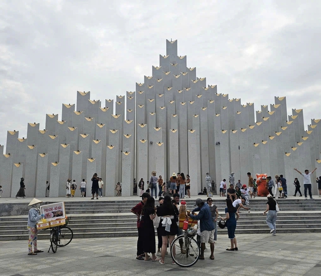 H&agrave;ng rong "phủ s&oacute;ng" dự &aacute;n ngh&igrave;n tỉ ở B&atilde;i Sau: Du lịch Vũng T&agrave;u nhếch nh&aacute;c - Ảnh 1.