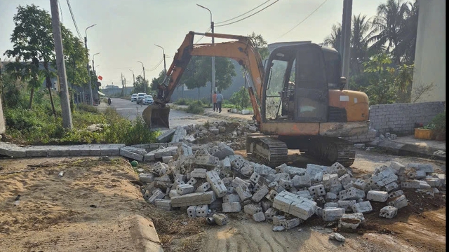 Ch&iacute;nh quyền cam kết bồi thường đất v&agrave; th&aacute;o dỡ tường r&agrave;o tại x&atilde; Nga Sơn - Ảnh 3.