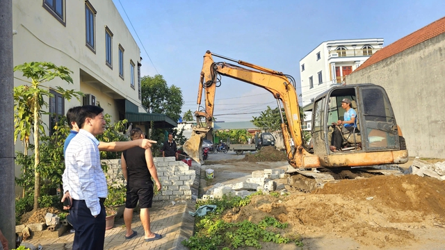 Ch&iacute;nh quyền cam kết bồi thường đất v&agrave; th&aacute;o dỡ tường r&agrave;o tại x&atilde; Nga Sơn - Ảnh 1.