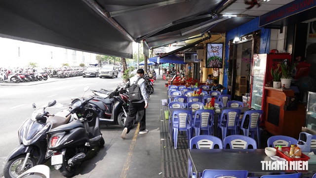 TP.HCM chờ sửa nghị định mới tiếp tục đề án thu phí vỉa hè- Ảnh 1.