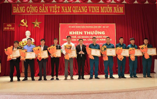 Khen thưởng 8 gia đình bàn giao mặt bằng xây dựng đường Lữ Gia Đà Lạt - Ảnh 7.