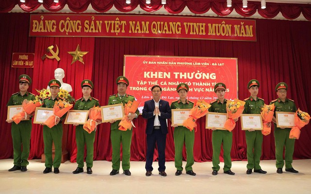 Khen thưởng 8 gia đình bàn giao mặt bằng xây dựng đường Lữ Gia Đà Lạt - Ảnh 3.