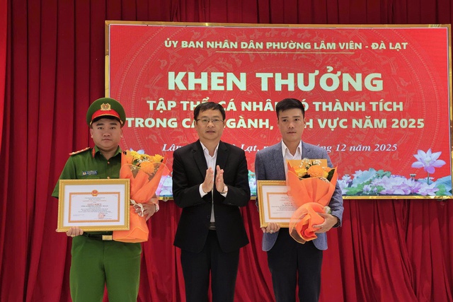 Khen thưởng 8 gia đình bàn giao mặt bằng xây dựng đường Lữ Gia Đà Lạt - Ảnh 9.