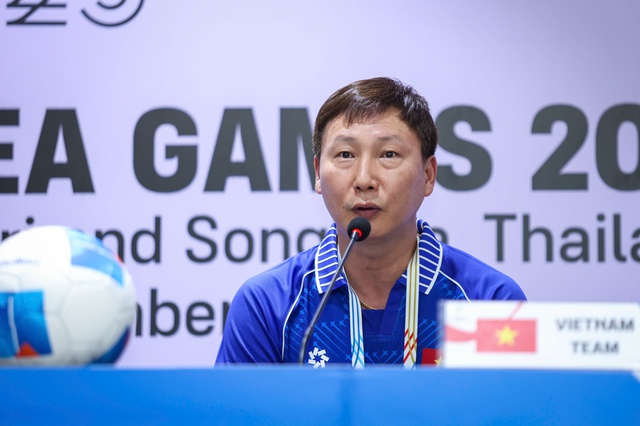 HLV Kim Sang-sik: 'U.23 Việt Nam chiến đấu vì danh dự quốc gia, nhất định thắng Philippines để vào chung kết’- Ảnh 1. HLV Kim Sang-sik: 'U.23 Việt Nam chiến đấu vì danh dự quốc gia, nhất định thắng Philippines để vào chung kết’- Ảnh 1.