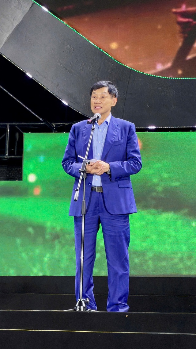 Gia đ&igrave;nh doanh nh&acirc;n Johnathan Hạnh Nguyễn ủng hộ 10 tỉ đồng cho đồng b&agrave;o miền Trung - Ảnh 1.