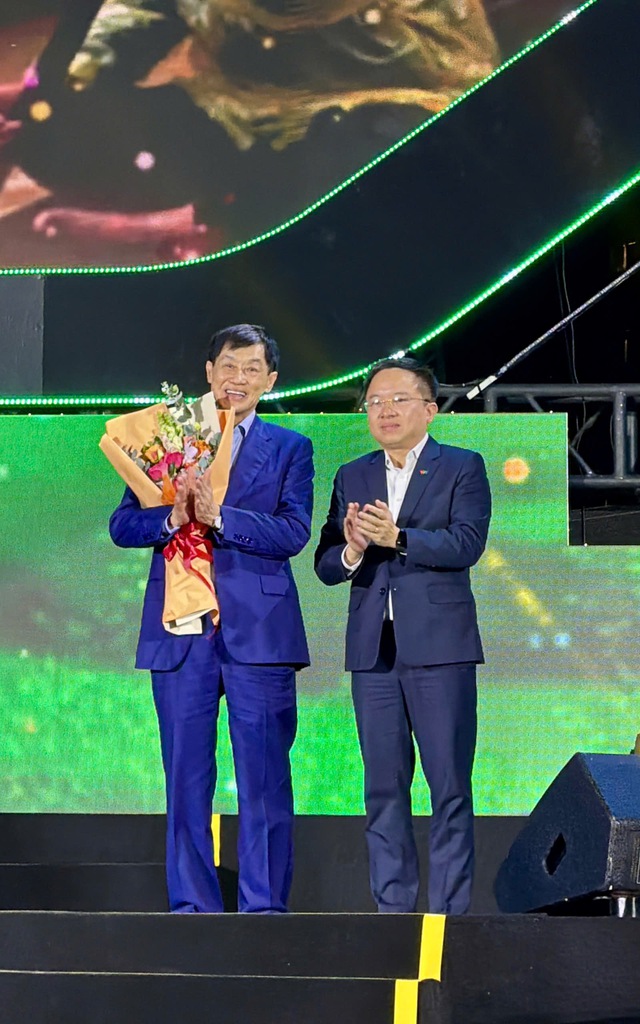 Gia đ&igrave;nh doanh nh&acirc;n Johnathan Hạnh Nguyễn ủng hộ 10 tỉ đồng cho đồng b&agrave;o miền Trung - Ảnh 3.