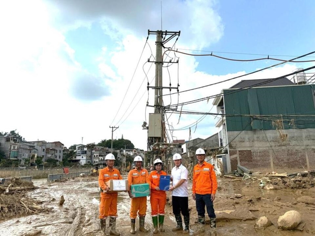 C&ocirc;ng đo&agrave;n EVNNPC tiếp sức thợ điện ki&ecirc;n cường, vượt thử th&aacute;ch - Ảnh 2.