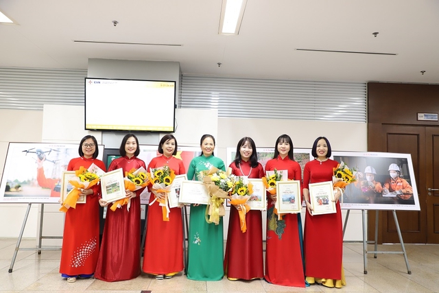 C&ocirc;ng đo&agrave;n EVNNPC tiếp sức thợ điện ki&ecirc;n cường, vượt thử th&aacute;ch - Ảnh 3.