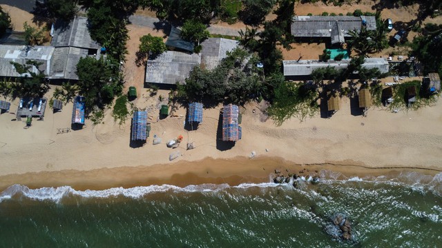 Bờ biển H&agrave;m Rồng nổi tiếng với n&eacute;t đẹp hoang sơ bị t&agrave;n ph&aacute; sau mưa lũ - Ảnh 6.