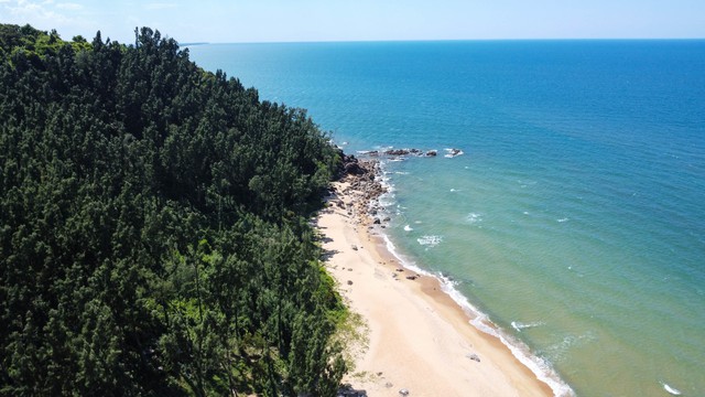 Bờ biển H&agrave;m Rồng nổi tiếng với n&eacute;t đẹp hoang sơ bị t&agrave;n ph&aacute; sau mưa lũ - Ảnh 7.