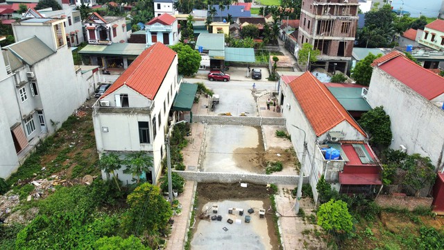 Ch&iacute;nh quyền cam kết bồi thường đất v&agrave; th&aacute;o dỡ tường r&agrave;o tại x&atilde; Nga Sơn - Ảnh 2.