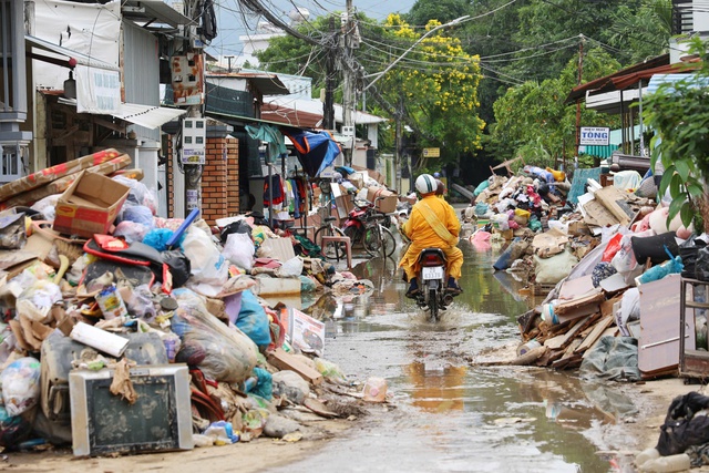 Khánh Hòa sẽ hoàn thành việc thu gom rác thải sau lũ trước 5.12 - Ảnh 4.