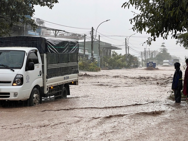 Sạt lở đ&egrave;o Ngoạn Mục g&acirc;y &aacute;ch tắc giao th&ocirc;ng nghi&ecirc;m trọng tr&ecirc;n QL27 - Ảnh 5.