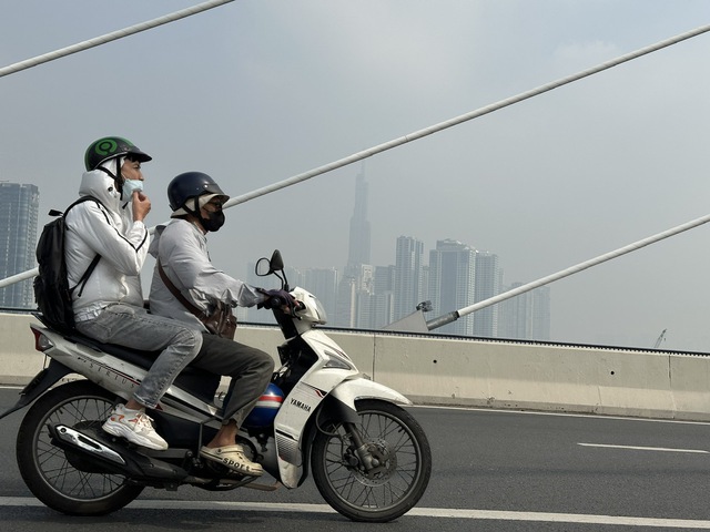 S&aacute;ng nay trời TP.HCM lại m&ugrave; mịt bụi kh&oacute;i bụi, &ocirc; nhiễm kh&ocirc;ng kh&iacute; mức n&agrave;o? - Ảnh 1.
