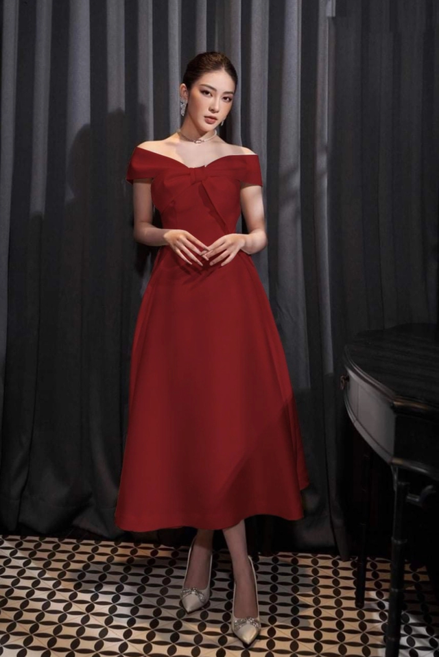 'Đốt cháy' mọi ánh nhìn trong mùa tiệc cuối năm với trang phục sắc đỏ sang trọng- Ảnh 1.