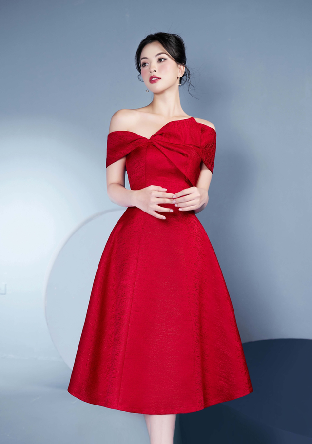 'Đốt cháy' mọi ánh nhìn trong mùa tiệc cuối năm với trang phục sắc đỏ sang trọng- Ảnh 2.