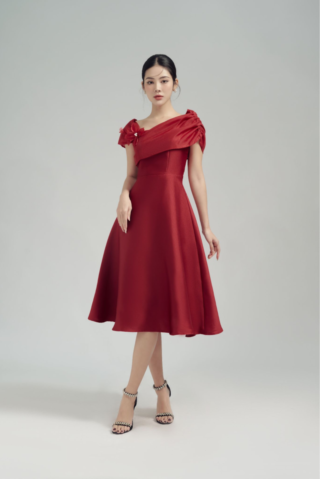 'Đốt cháy' mọi ánh nhìn trong mùa tiệc cuối năm với trang phục sắc đỏ sang trọng- Ảnh 3.