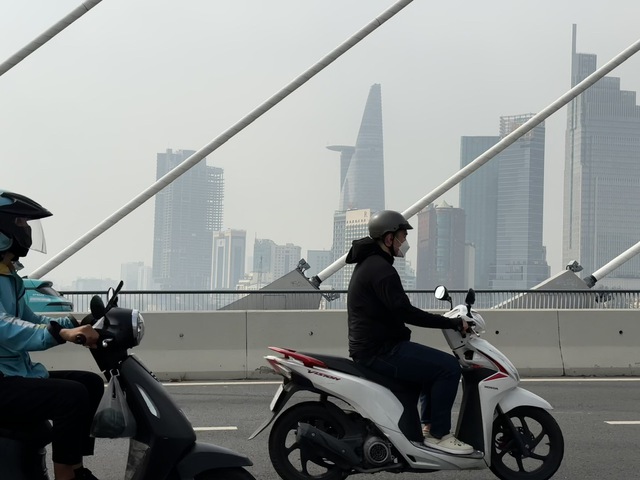 S&aacute;ng nay trời TP.HCM lại m&ugrave; mịt bụi kh&oacute;i bụi, &ocirc; nhiễm kh&ocirc;ng kh&iacute; mức n&agrave;o? - Ảnh 4.