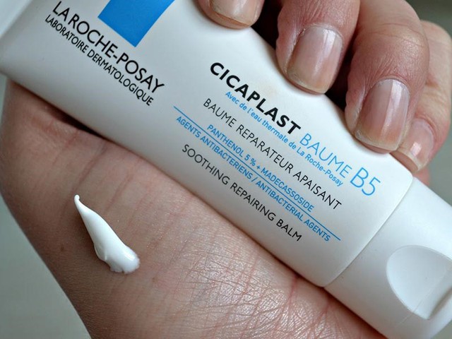 Da mặt bị kh&ocirc; nẻ được bơm căng mọng &lsquo;ngập nước&rsquo; nhờ top 5 kem cấp ẩm- Ảnh 5.