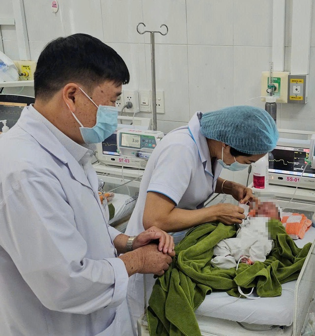 B&eacute; g&aacute;i sơ sinh bị v&ugrave;i trong vườn cao su sắp c&oacute; gia đ&igrave;nh mới  - Ảnh 1.