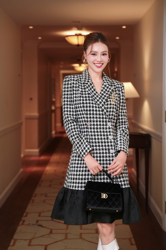 Blazer dáng dài được xử lý tỉ mỉ với họa tiết kẻ ô đen trắng. Phần chân váy xếp ly tạo độ chuyển động mềm mại, cân bằng hoàn hảo với sự mạnh mẽ của lớp tweed bên trên. Kết hợp cùng bốt trắng và túi da đen, tổng thể trở nên thời thượng hơn. ẢNH: SIXDO