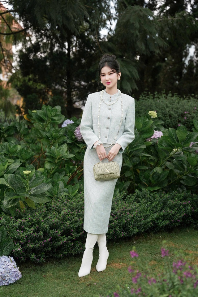 Một bộ tweed hoàn chỉnh luôn là lựa chọn tuyệt vời. Có thể phối thêm áo sơ mi bên trong thể hiện sự tinh tế, tựa như chất xúc tác nâng tầm cả set đồ, mang lại sự chuyên nghiệp cho môi trường công sở và đẳng cấp cho những buổi gặp gỡ. ẢNH: SIXDO