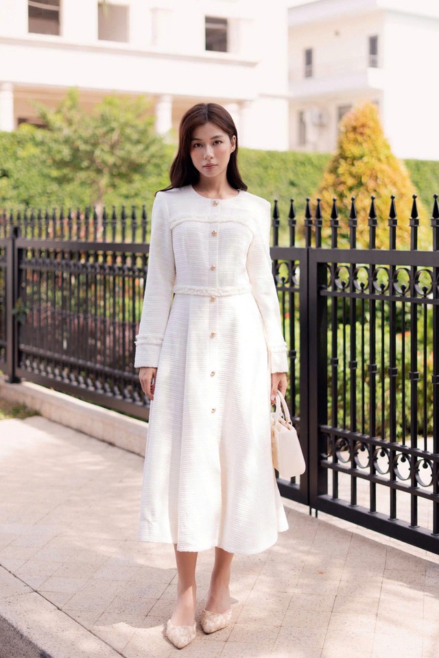 Đường cắt mềm mại, khuy cài tinh tế và sắc độ trung tính tạo nên vẻ thanh nhã nhẹ nhàng, đồng thời vẫn tôn lên cá tính riêng. Đây không chỉ là một trang phục, mà là một cách định nghĩa lại sự thanh lịch trong đời sống hiện đại. ẢNH: SIXDO