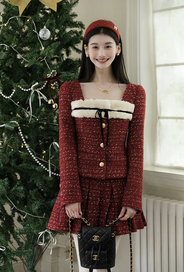 Bộ tweed đỏ phối viền lông trắng mang phong cách tiểu thư cổ điển, vừa sang trọng vừa ấm áp cho mùa lễ hội. Thiết kế cổ vuông, chân váy xếp ly và phụ kiện tone sur tone giúp tổng thể dễ ứng dụng trong các buổi tiệc, hẹn hò Giáng sinh. ẢNH: ELA DESIGN