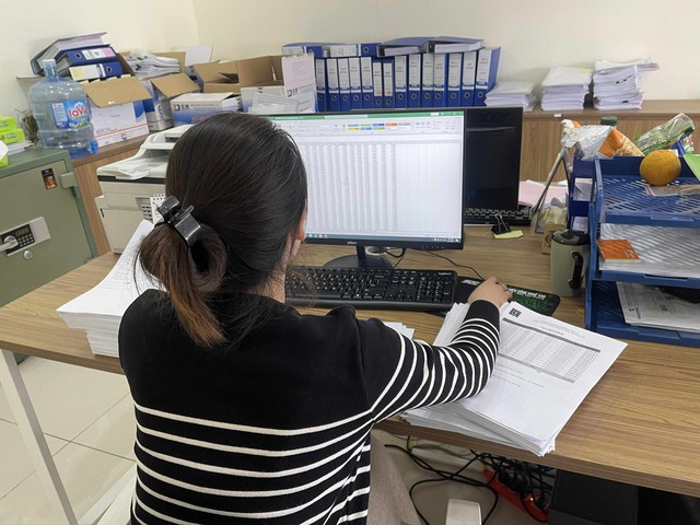 Gi&aacute; cả leo thang khiến giới trẻ phải l&agrave;m th&ecirc;m dịp tết để trang trải chi ph&iacute; - Ảnh 2.