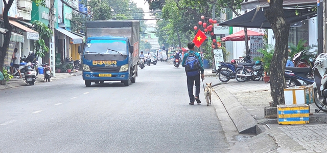 Người đ&agrave;n &ocirc;ng dắt ch&oacute; đi bộ khắp S&agrave;i G&ograve;n xin việc - Ảnh 2.