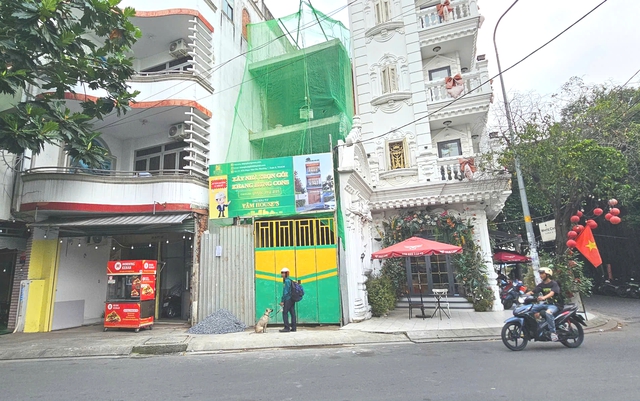 Người đ&agrave;n &ocirc;ng dắt ch&oacute; đi bộ khắp S&agrave;i G&ograve;n xin việc - Ảnh 4.