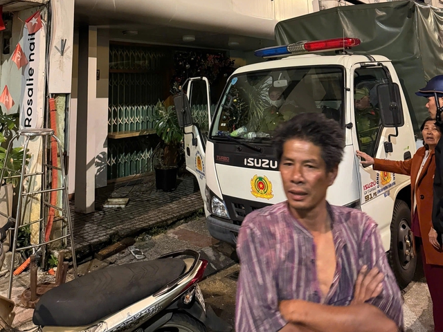 Ch&aacute;y nh&agrave; Đ&agrave; Lạt giữa đ&ecirc;m , kịp thời cứu 4 người mắc kẹt tr&ecirc;n tầng 2 - Ảnh 2.
