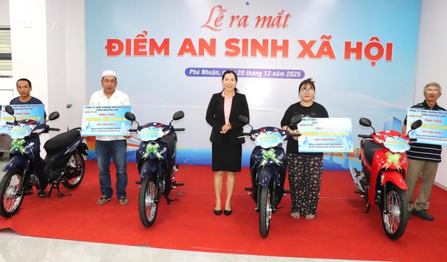 Phường Ph&uacute; Nhuận ra mắt điểm an sinh, tặng xe m&aacute;y, xe b&aacute;nh m&igrave; - Ảnh 1.