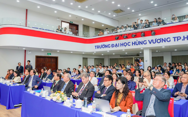 Gi&aacute;o dục ĐH l&agrave;m thế n&agrave;o để g&oacute;p phần giữ 'hệ gen tinh thần' của d&acirc;n tộc? - Ảnh 2.