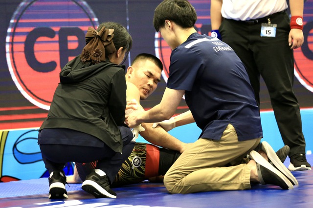 Bị r&aacute;ch cơ chỉ mới 6 gi&acirc;y, đ&ocirc; vật Việt Nam tiếc nuối 'ph&iacute; mất 2 năm'- Ảnh 4.