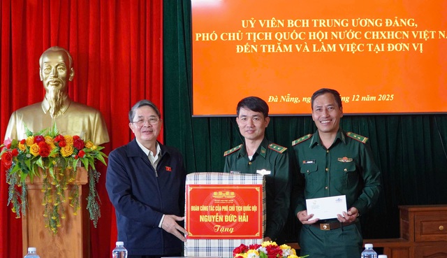 Ph&oacute; chủ tịch Quốc hội thăm gia đ&igrave;nh nạn nh&acirc;n mất t&iacute;ch do sạt lở n&uacute;i- Ảnh 4.