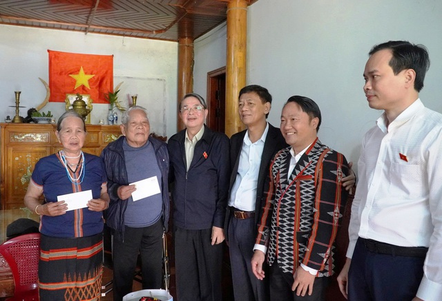 Ph&oacute; chủ tịch Quốc hội thăm gia đ&igrave;nh nạn nh&acirc;n mất t&iacute;ch do sạt lở n&uacute;i- Ảnh 2.