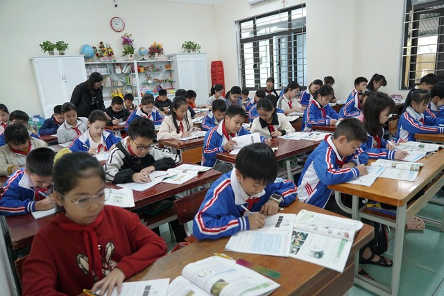 Nghịch l&yacute; thiếu gi&aacute;o vi&ecirc;n nhưng vẫn phải 'tinh giản' - Ảnh 1.