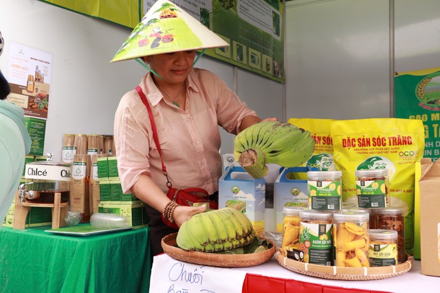 Chuối b&agrave;n tay, na sầu ri&ecirc;ng... g&acirc;y t&ograve; m&ograve; tại phi&ecirc;n chợ n&ocirc;ng sản v&ugrave;ng miền B&igrave;nh Đ&ocirc;ng - Ảnh 1.