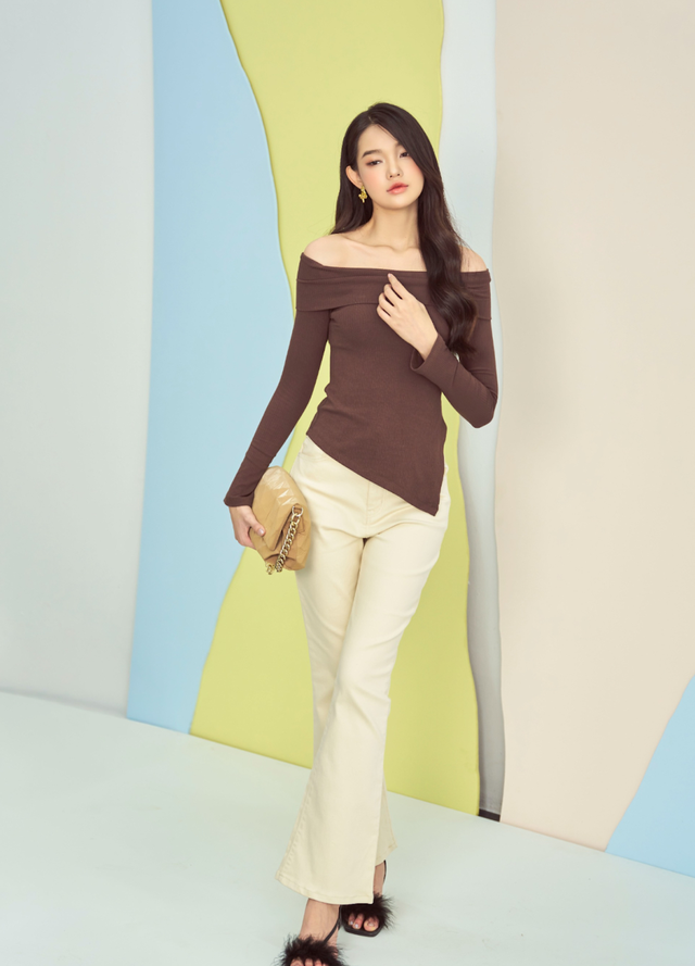 Áo vạt chéo, điểm nhấn phá cách khoe trọn vòng eo- Ảnh 1.