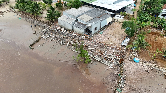 Triều cường x&acirc;m thực l&agrave;ng biển, sạt lở chia cắt miền n&uacute;i ở Quảng Ng&atilde;i - Ảnh 2.