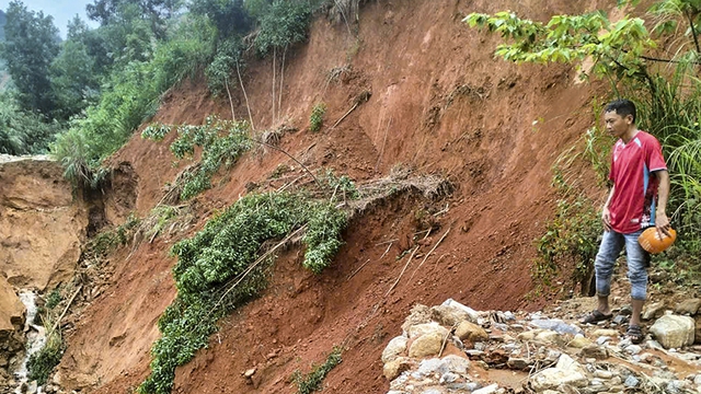 Triều cường x&acirc;m thực l&agrave;ng biển, sạt lở chia cắt miền n&uacute;i ở Quảng Ng&atilde;i - Ảnh 3.