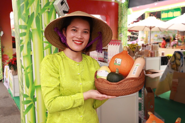 Chuối b&agrave;n tay, na sầu ri&ecirc;ng... g&acirc;y t&ograve; m&ograve; tại phi&ecirc;n chợ n&ocirc;ng sản v&ugrave;ng miền B&igrave;nh Đ&ocirc;ng - Ảnh 3.