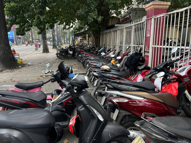 TP . HCM T&aacute;i diễn t&igrave;nh trạng chiếm dụng vỉa h&egrave; v&agrave; thu ph&iacute; giữ xe cao - Ảnh 6.