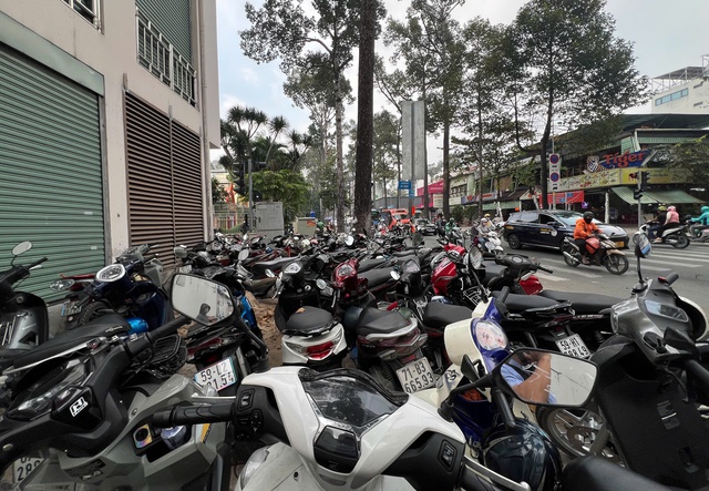 TP . HCM T&aacute;i diễn t&igrave;nh trạng chiếm dụng vỉa h&egrave; v&agrave; thu ph&iacute; giữ xe cao - Ảnh 8.