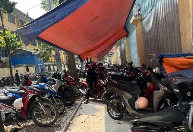 TP . HCM T&aacute;i diễn t&igrave;nh trạng chiếm dụng vỉa h&egrave; v&agrave; thu ph&iacute; giữ xe cao - Ảnh 7.