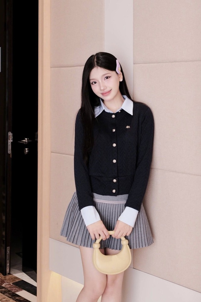 Mùa lạnh mà vẫn mê chân váy ngắn, đây là cách mặc đẹp cho nàng- Ảnh 4.