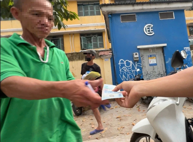 TP . HCM T&aacute;i diễn t&igrave;nh trạng chiếm dụng vỉa h&egrave; v&agrave; thu ph&iacute; giữ xe cao - Ảnh 1.